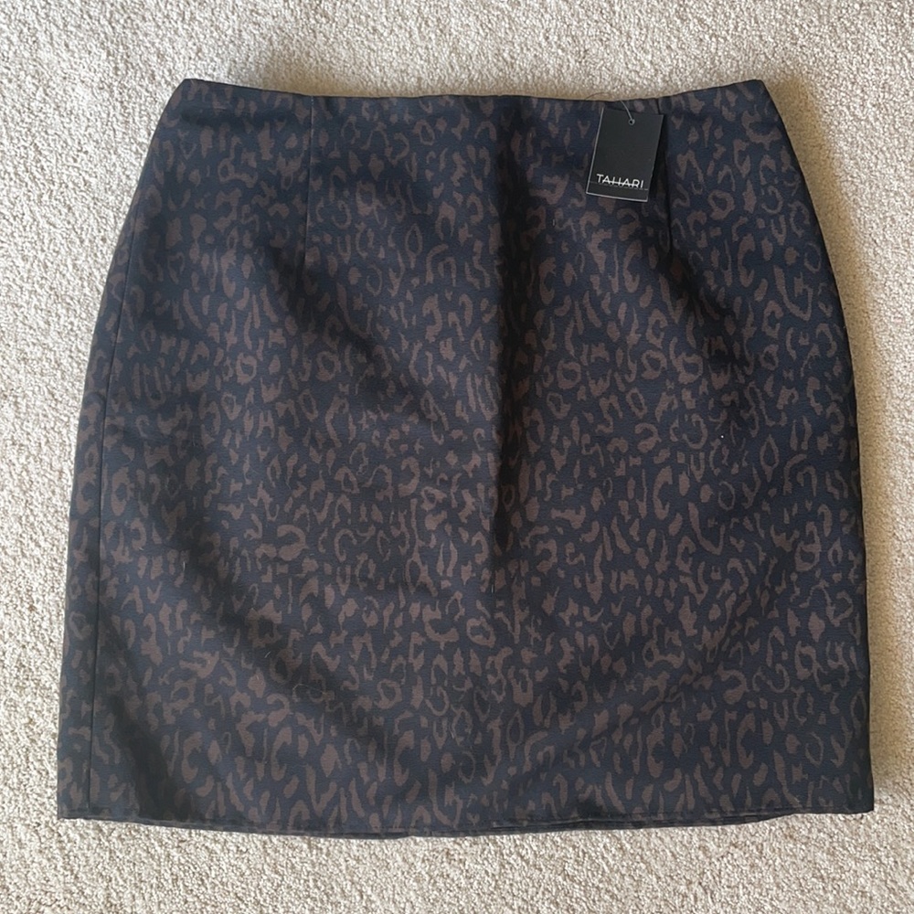 NWT Tahari animal print style skirt. Size 6